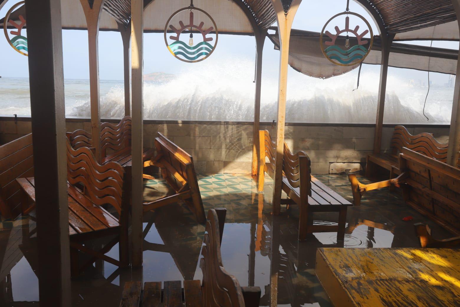 $!Registran playas de Mazatlán fuerte oleaje y obliga a resguardar pangas y mobiliario