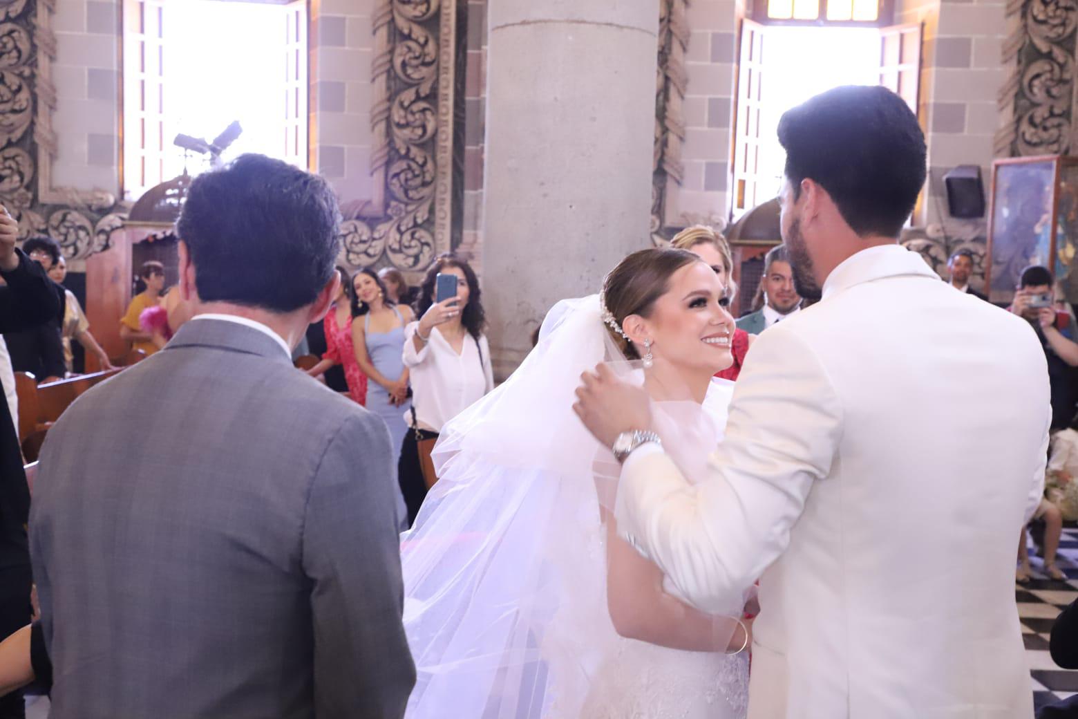 $!Ana Sofía Ley y Quirino Ordaz Fuentes se dan el sí ante el altar