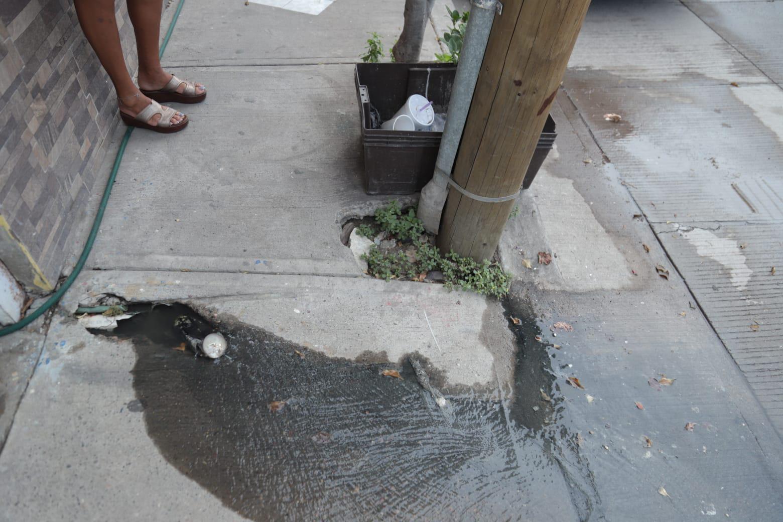 $!Vecinos de la 20 de Noviembre viven entre aguas negras desde hace tres días