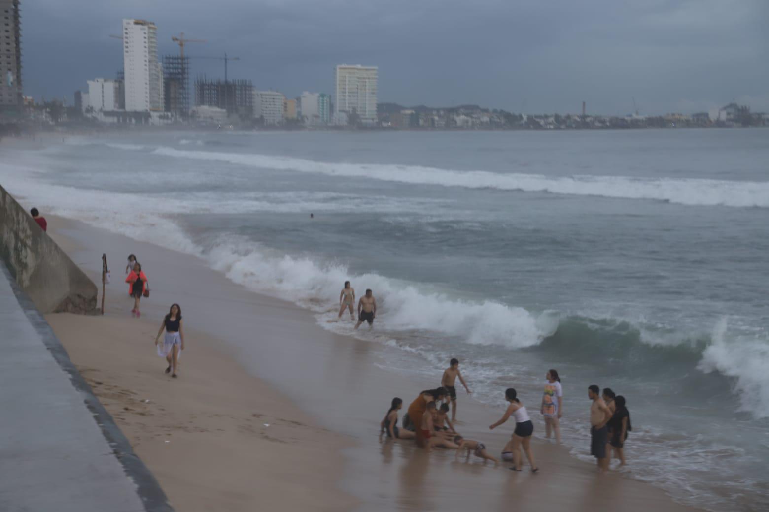 $!Dejan lluvias en Mazatlán una persona ahogada, inundaciones, apagones y colapso vial