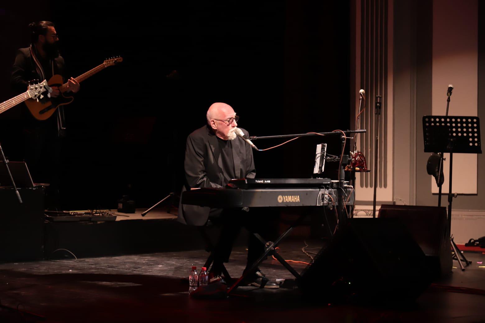 $!Phil Neville, quien dirige a MazAzul Big Band, estuvo interactuando con el público en cada canción.