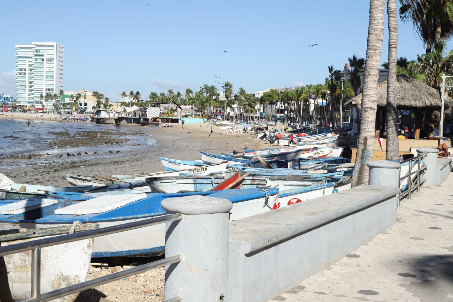 $!Se mantiene sucia Playa Norte en Mazatlán