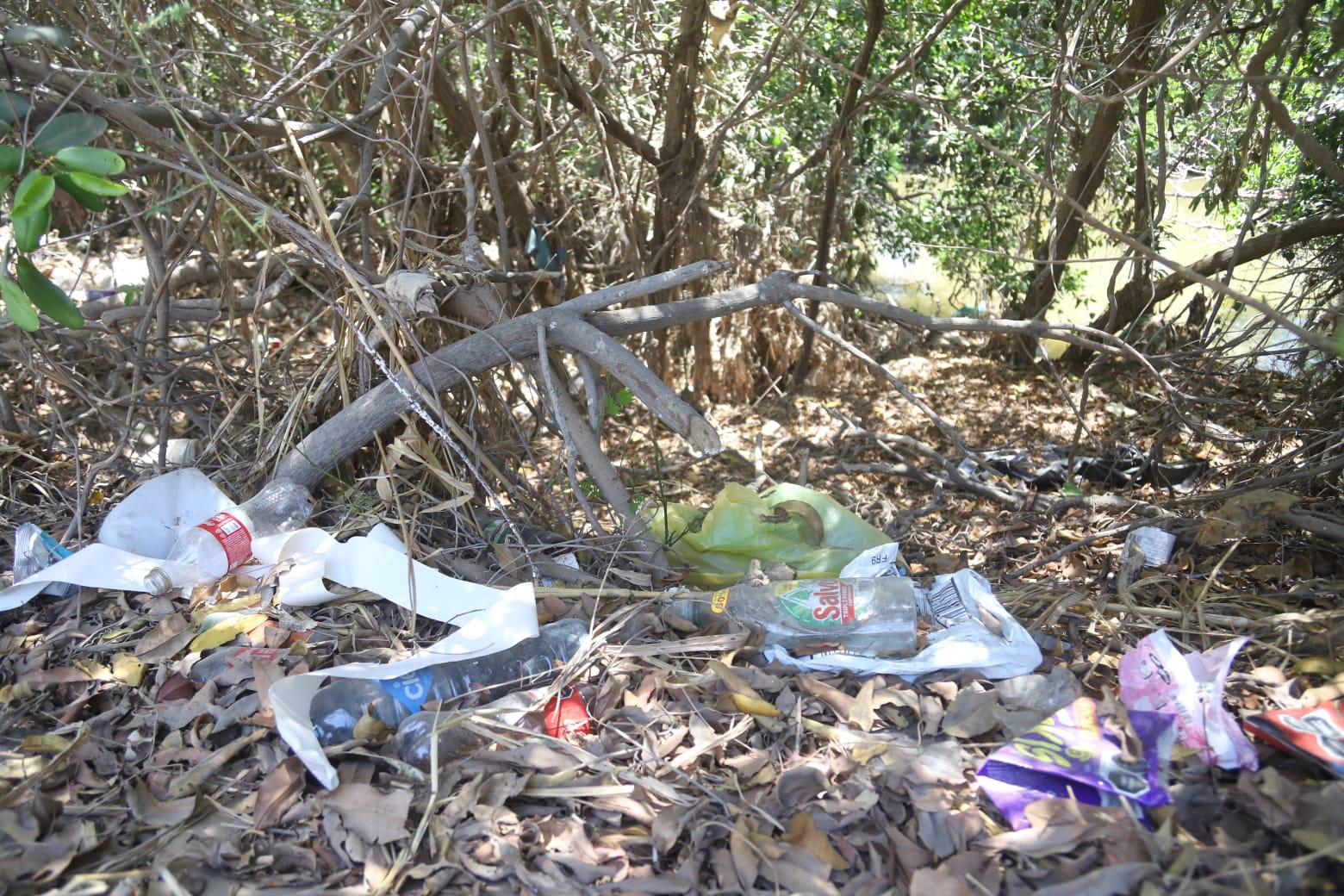 $!Canales pluviales de Mazatlán se han convertido en vertederos de desechos