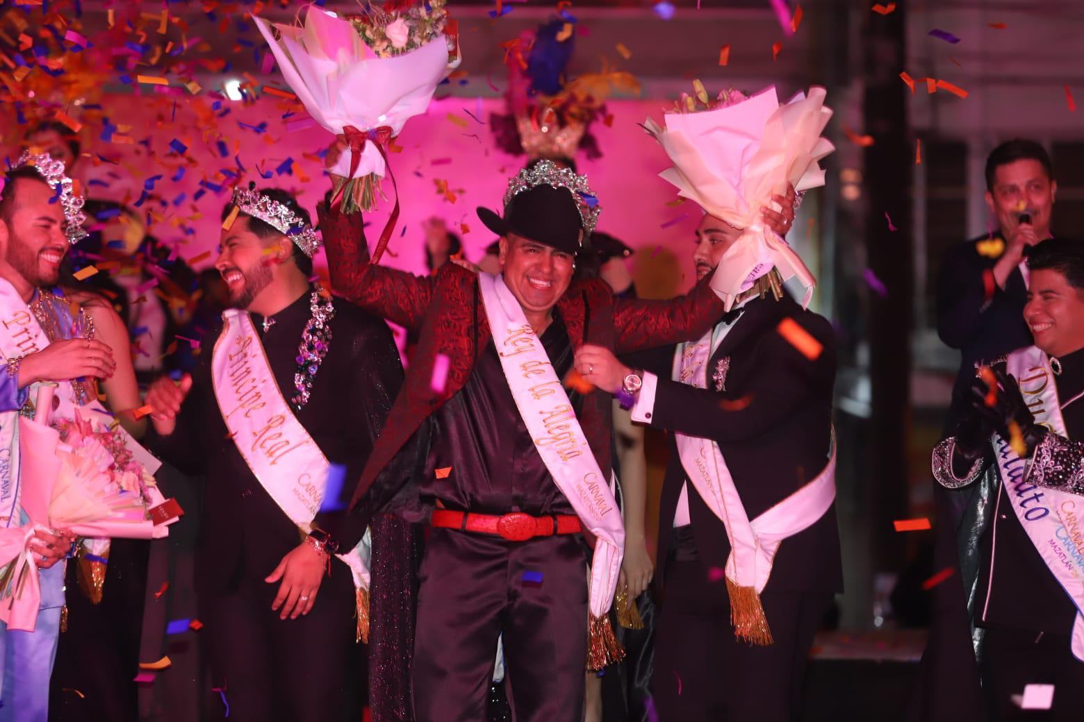 $!Javier Osuna “El Chiras” celebra su triunfo tras obtener un millón 316 mil 207 votos, convirtiéndose en Rey de la Alegría del Carnaval Internacional de Mazatlán 2026 “Arriba la Tambora”.