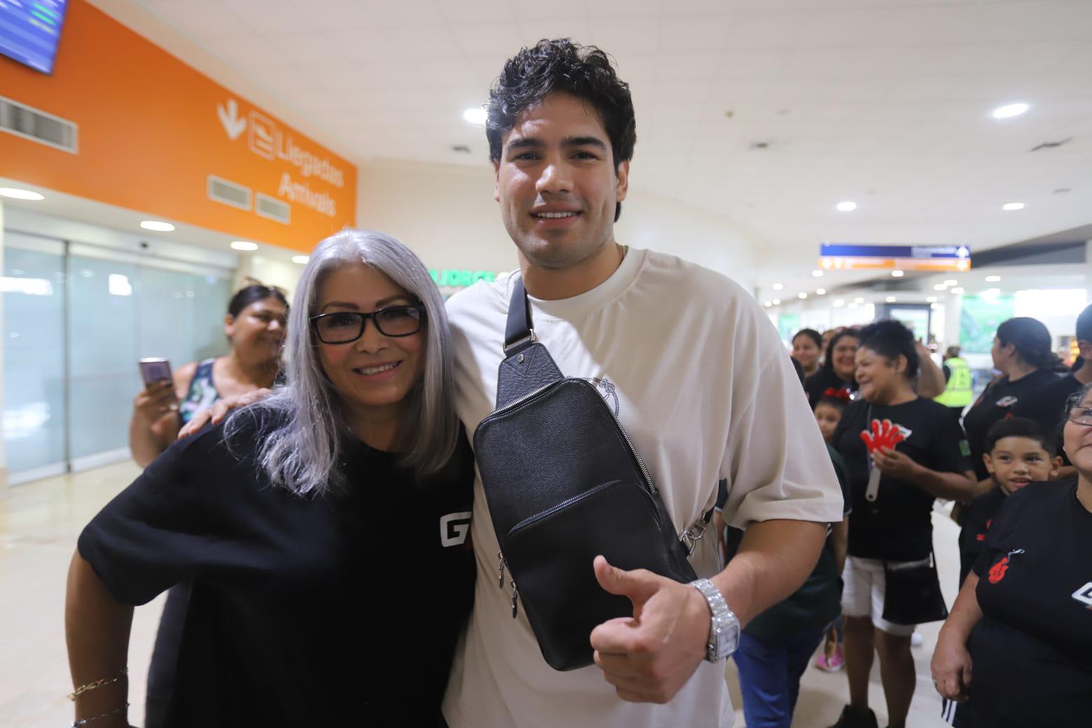 $!Con música de banda y muestras de cariño reciben al ‘Zurdo’ Ramírez en Mazatlán