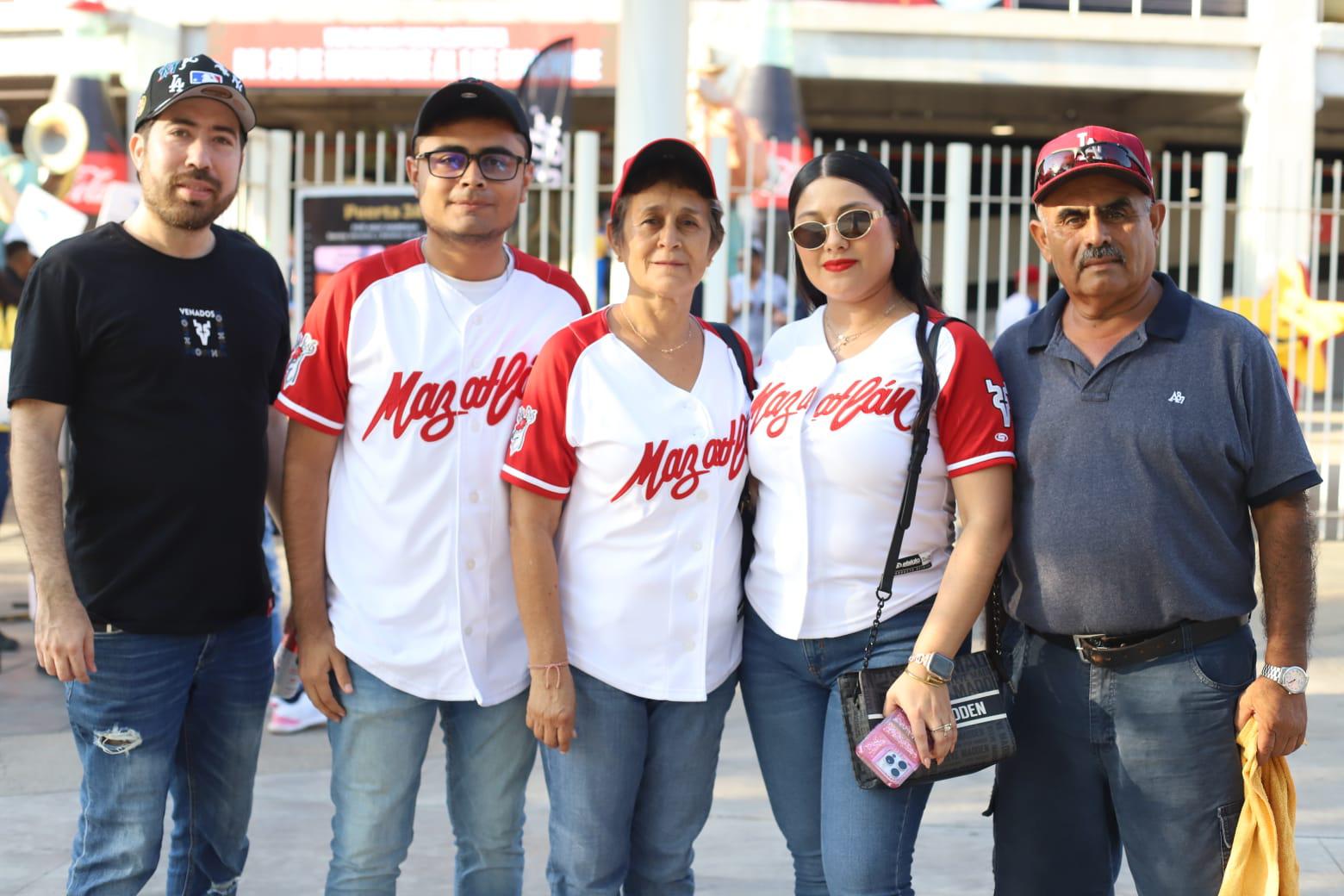 $!José Carlos Muñoz, Rosa Uzárraga, Jonathan Madrigal, Ángeles Madrigal y Víctor Madrigal.