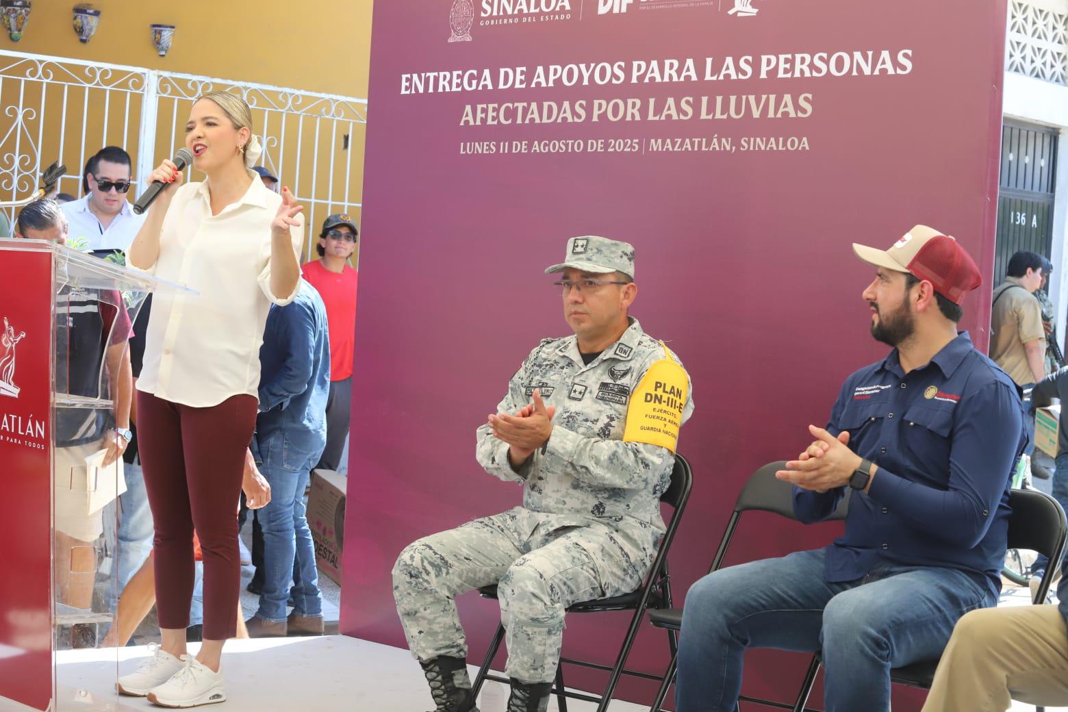 $!Reciben 179 familias mazatlecas afectadas por las lluvias apoyos económicos por parte del Gobierno Estatal