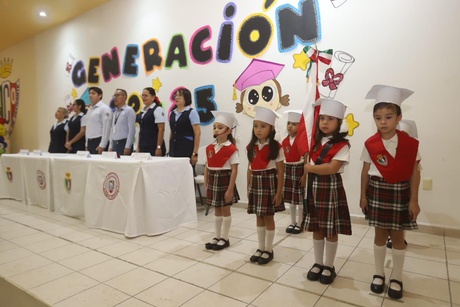 $!En el acto académico se realizaron los honores a la Bandera.