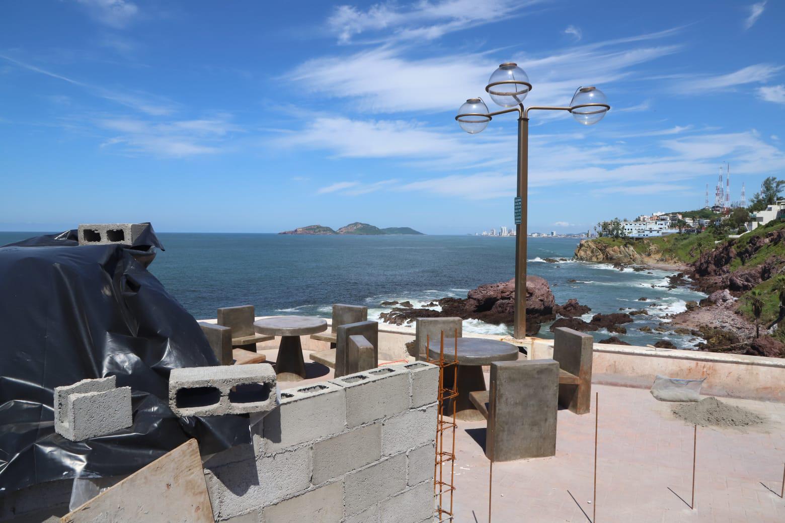 $!Construyen mesas y sillas en el ‘corazón’ del Paseo Centenario; moverán ahí estatua de José Alfredo Jiménez
