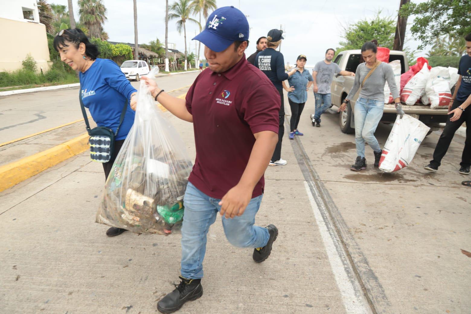 $!Se suman cientos de voluntarios a jornada ambiental para rescatar playas, selva y mangles en Mazatlán