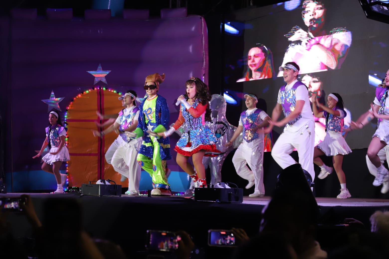 $!Deleita Tatiana a niños y adultos con su concierto navideño en Mazatlán