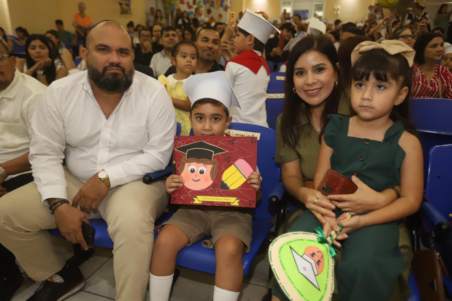 $!Leo entre sus padres Luis Basurto y Diana Lizárraga, y su hermanita Ana.