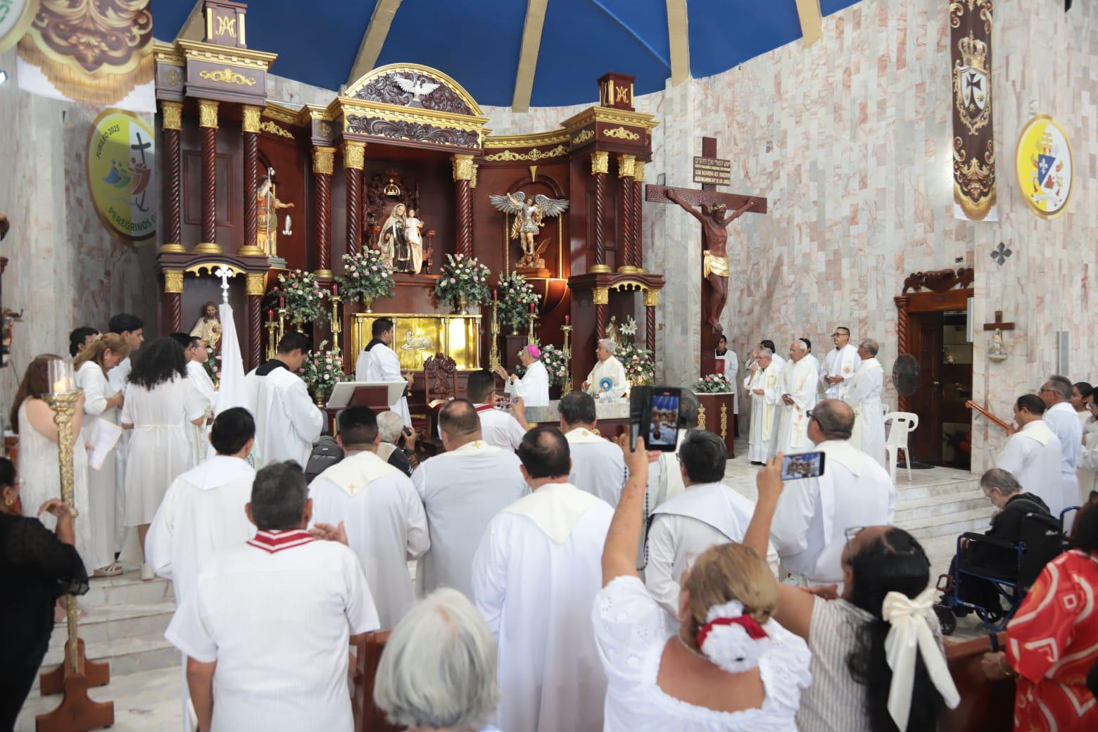 $!Obispo bendice nuevo retablo en parroquia del Carmen de la Juárez, en Mazatlán
