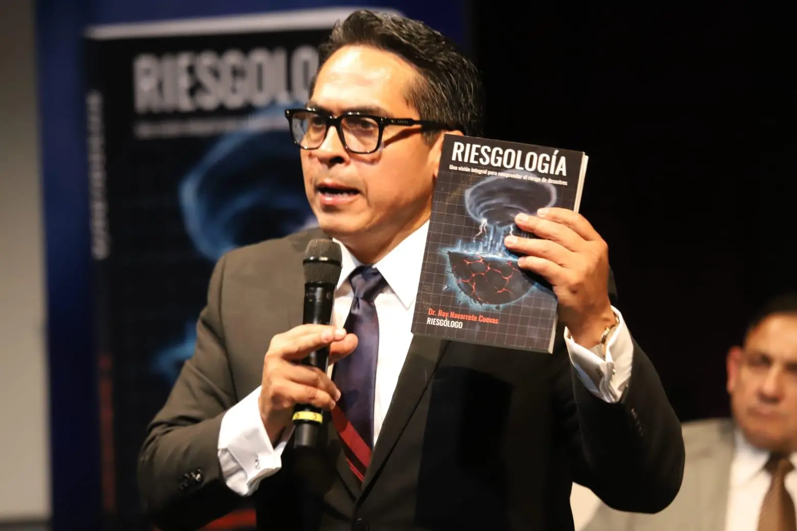 $!Presenta Roy Navarrete libro ‘Riesgología’ en Mazatlán, obra que busca transformar la comprensión del riesgo de desastres