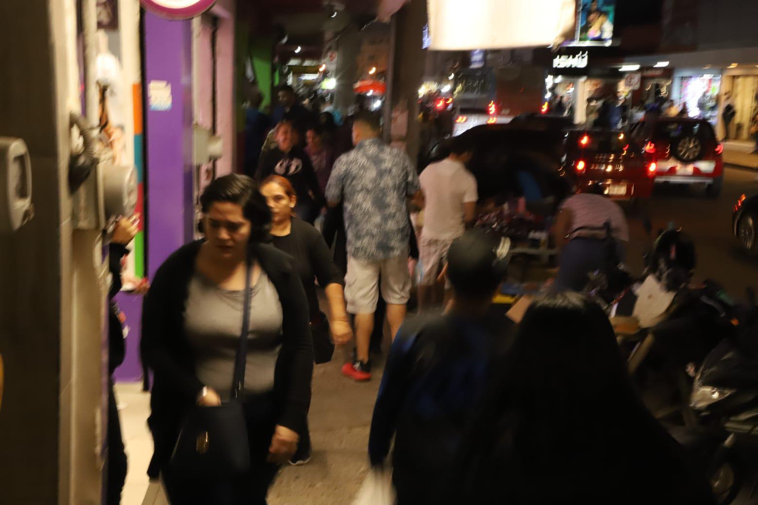 $!Cierran calles del Centro de Mazatlán para seguridad de los compradores navideños