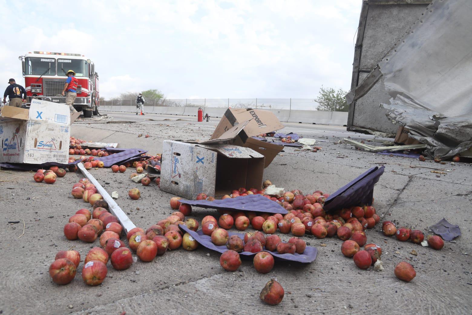 $!Tráiler cargado de manzanas vuelca en Libramiento Mazatlán