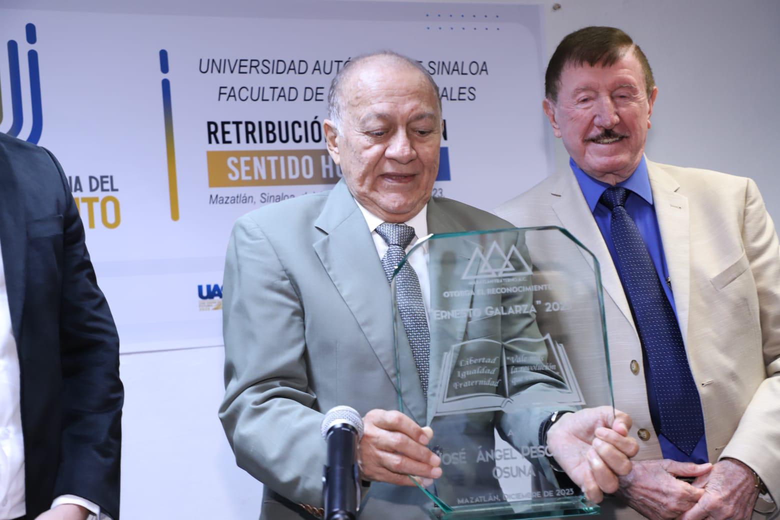 $!Recibe José Ángel Pescador Osuna el reconocimiento ‘Ernesto Galarza’