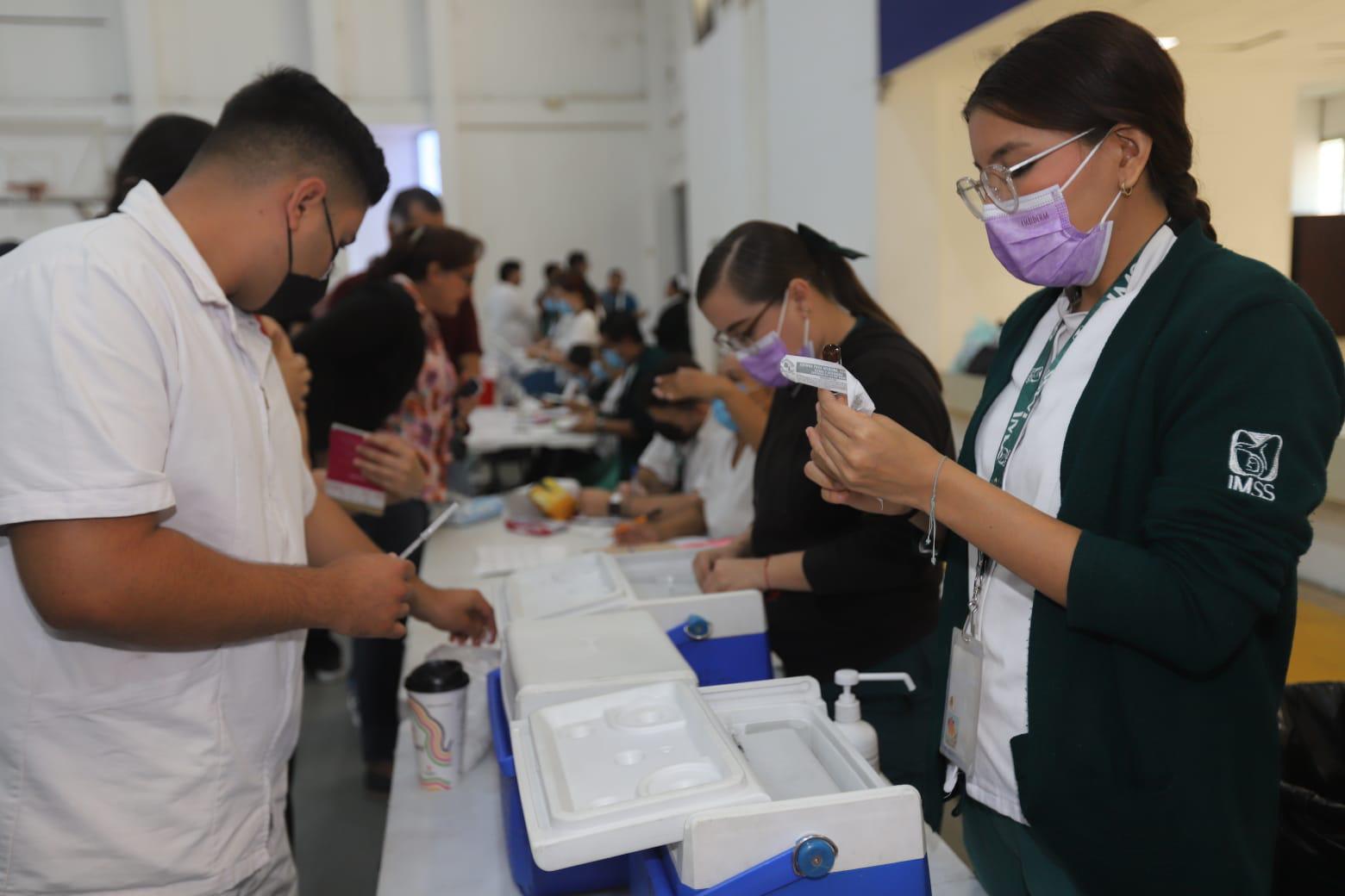 $!Con positiva respuesta, realizan Macro Jornada de vacunación contra sarampión en Polideportivo de la UAS, en Mazatlán