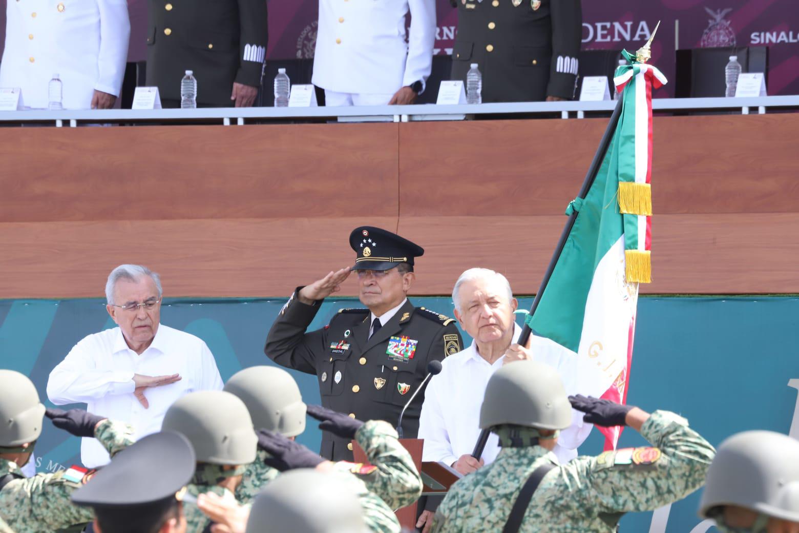 $!Encabeza AMLO celebración del Día de la Bandera en la Glorieta Sánchez Taboada de Mazatlán