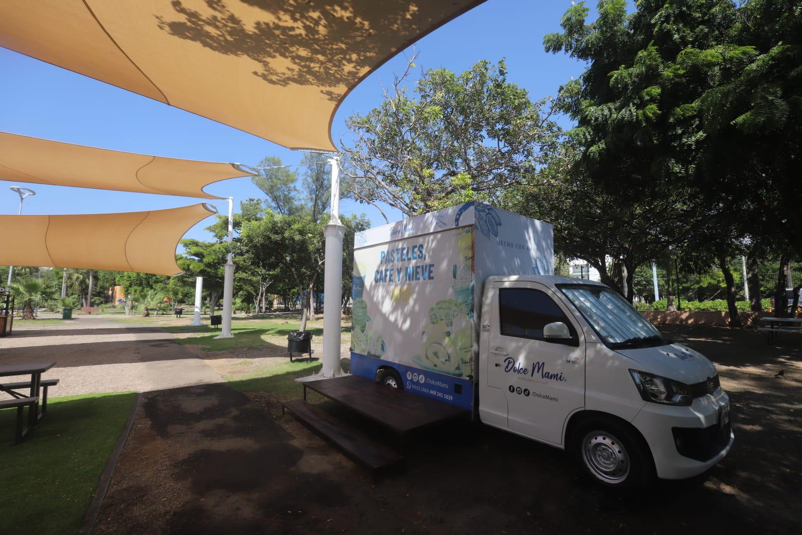 $!Alistan últimos detalles en el Parque Central previo a la inauguración del segundo Sendero de Paz en Mazatlán