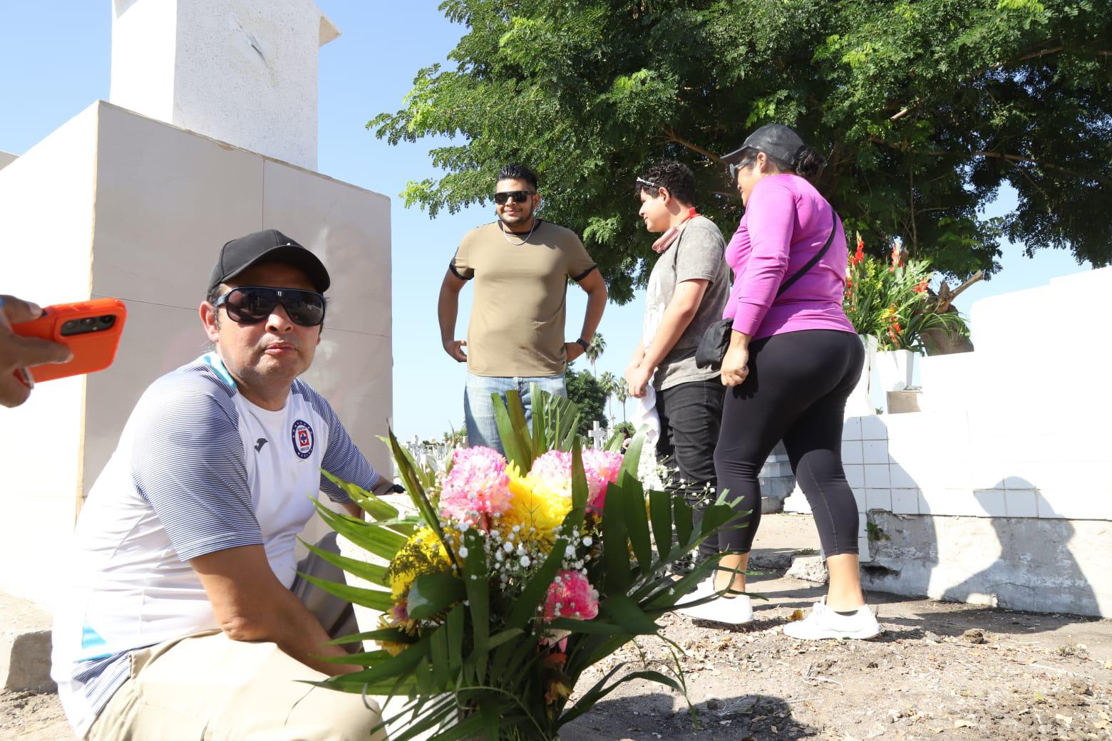 $!‘Aunque solo la recuerdo en fotos, siempre la tengo presente’: Omar honra a su madre en el Día de Muertos