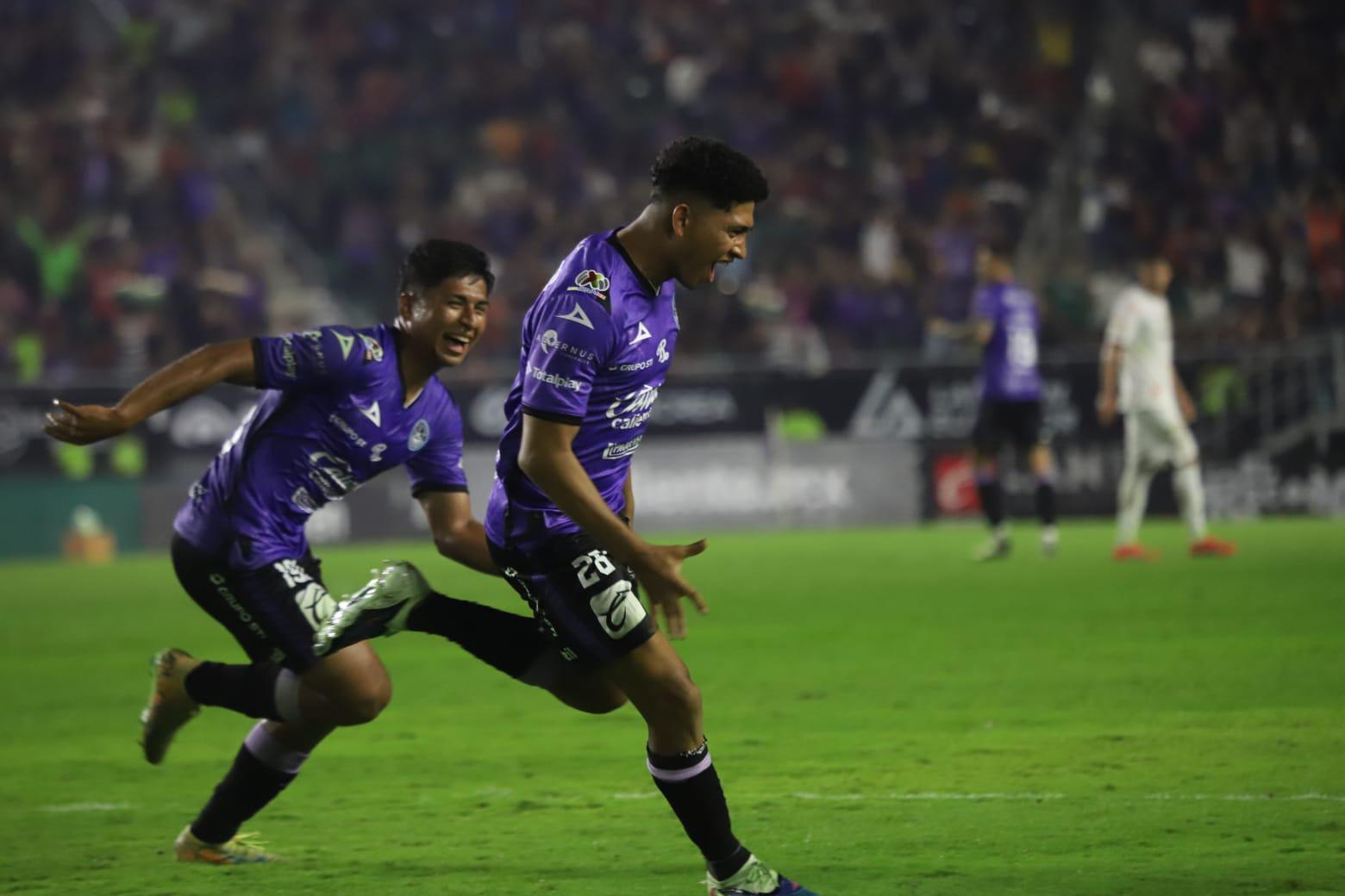 $!Los jugadores de Mazatlán FC celebran con euforia el gol, reflejando la alegría y la unión del equipo en un momento clave del partido.