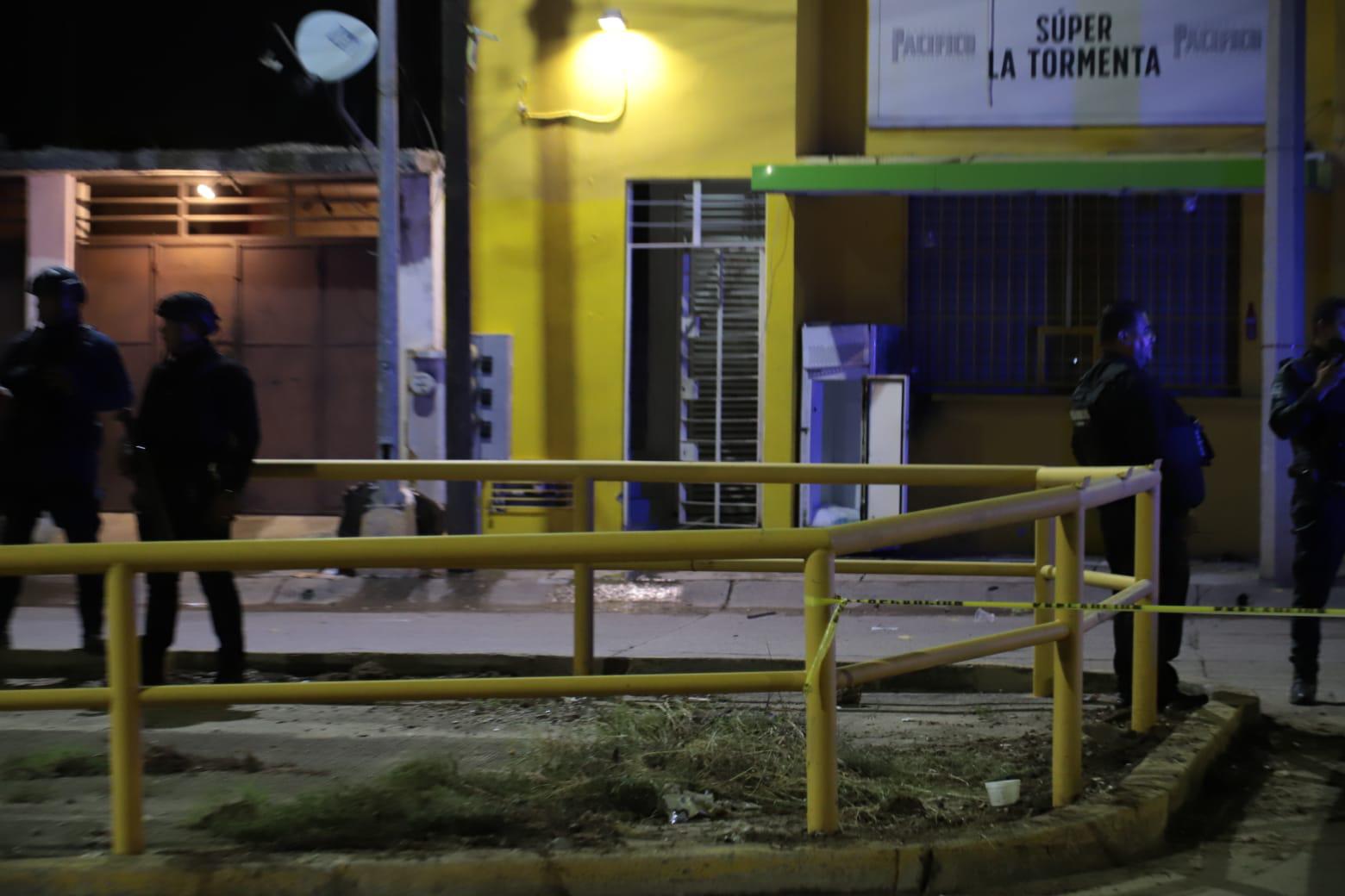 $!Lanzan artefacto explosivo contra expendio de cerveza e Mazatlán; hay un herido