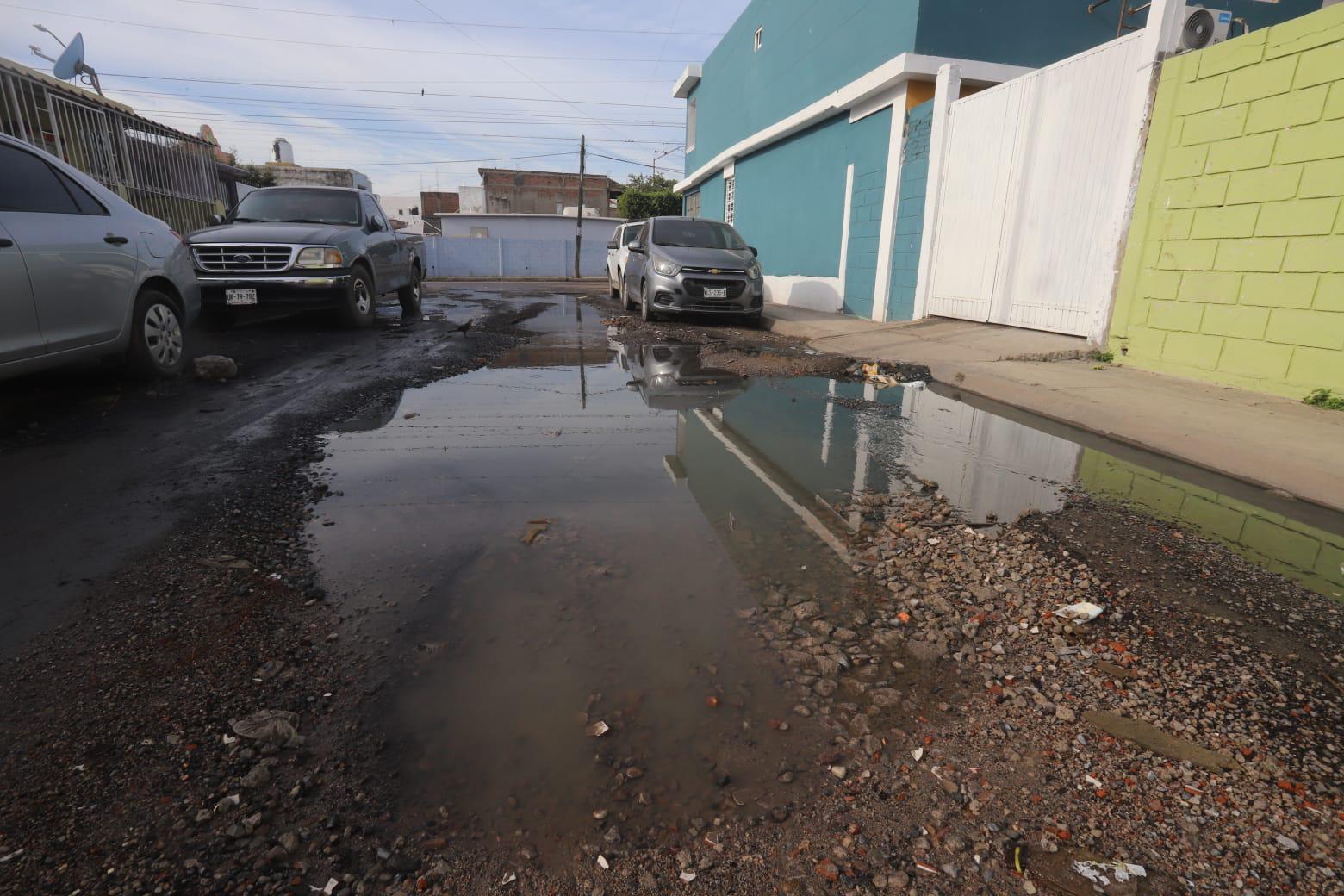 $!Pestilentes fugas ahogan a vecinos del Infonavit Jabalíes, en Mazatlán
