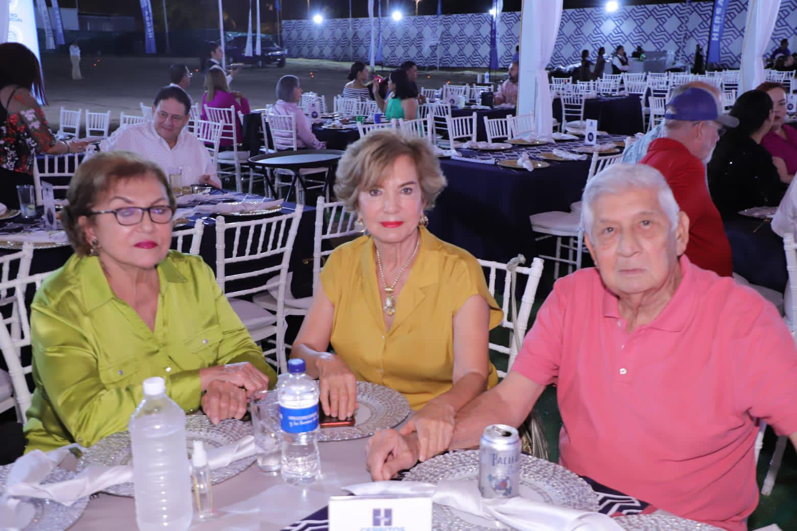 $!Lety Andrade, Yolanda Andrade y Arturo Zamudio.