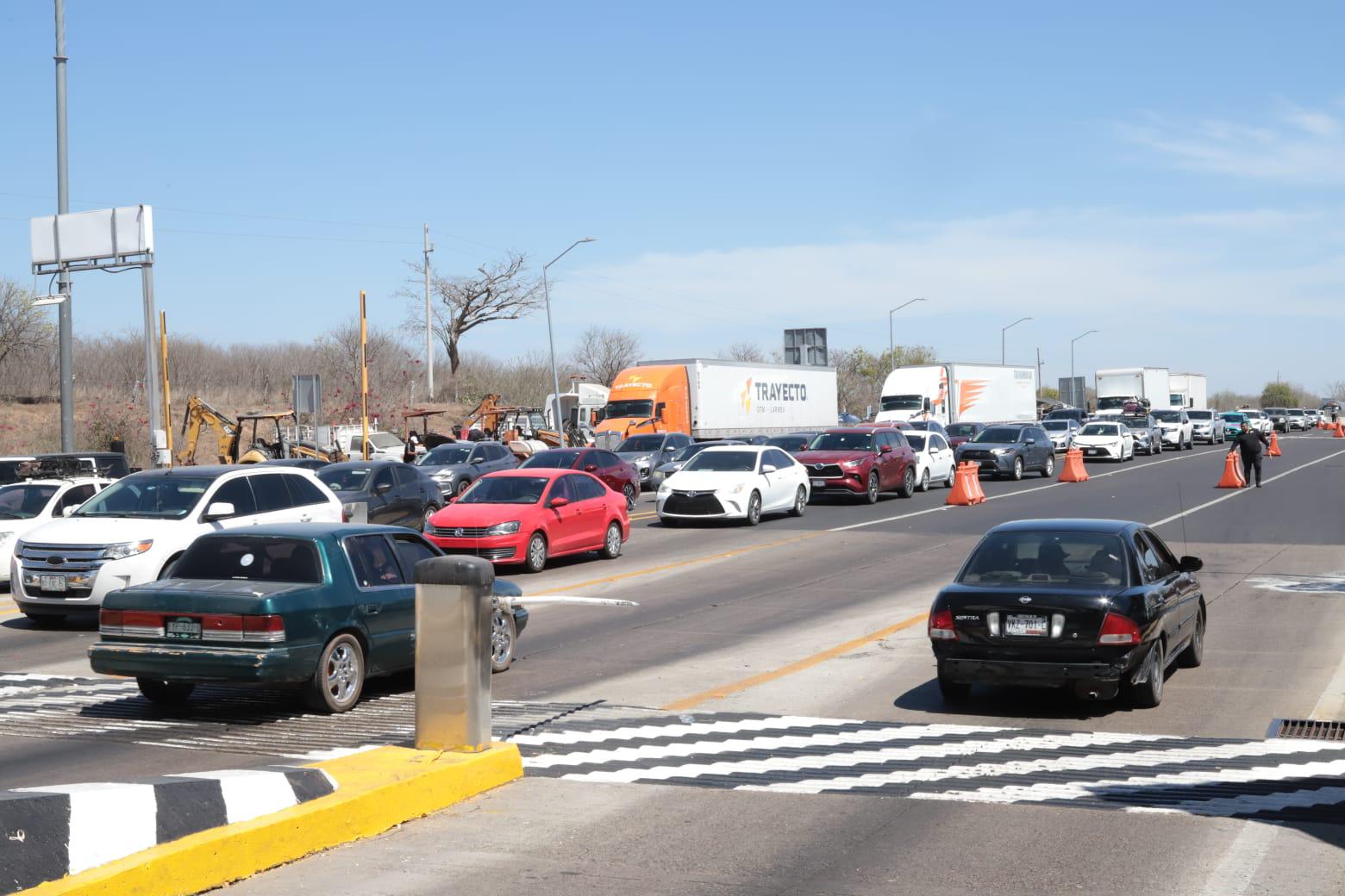 $!Éxodo de vacacionistas crea largas filas en la autopista Mazatlán-Culiacán