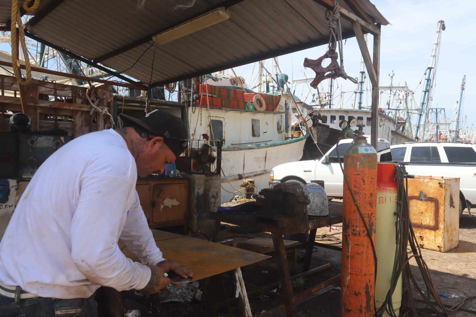 $!Reparan a marchas forzadas flota camaronera de Mazatlán