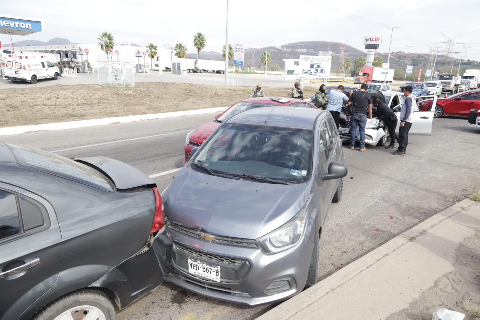 $!Se registra carambola de siete vehículos en la carretera Internacional, al sur de Mazatlán