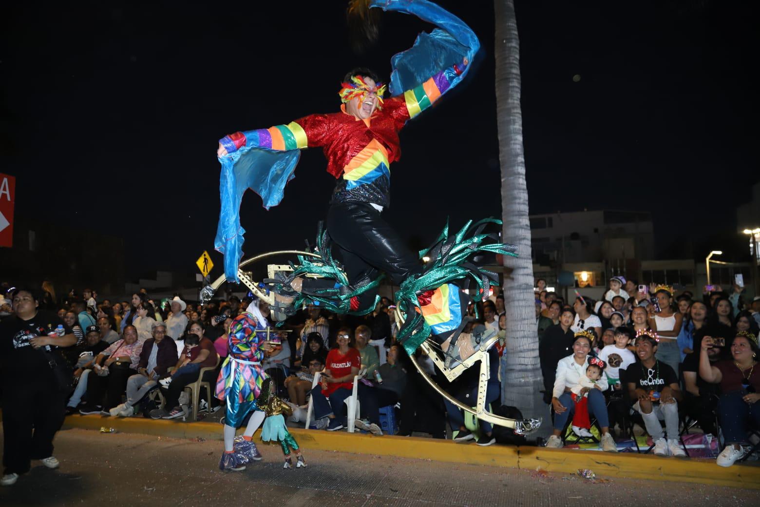 $!A la sombra del atardecer, cierra Mazatlán su Carnaval con un emotivo desfile