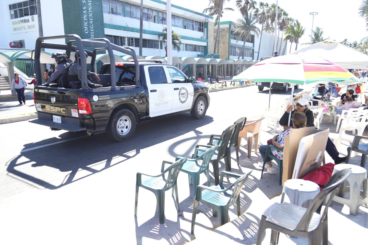 $!Ocupan ya sus lugares locales y turistas para el segundo desfile del Carnaval de Mazatlán