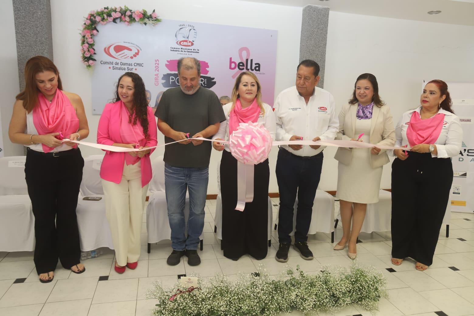 $!Martín Gavica, presidente de Fundación Bella y Armando Godoy, secretario de la CMIC, e integrantes del Comité de Damas de la CMIC Delegación Sur de Sinaloa e invitadas especiales, en el corte del listón inaugural.