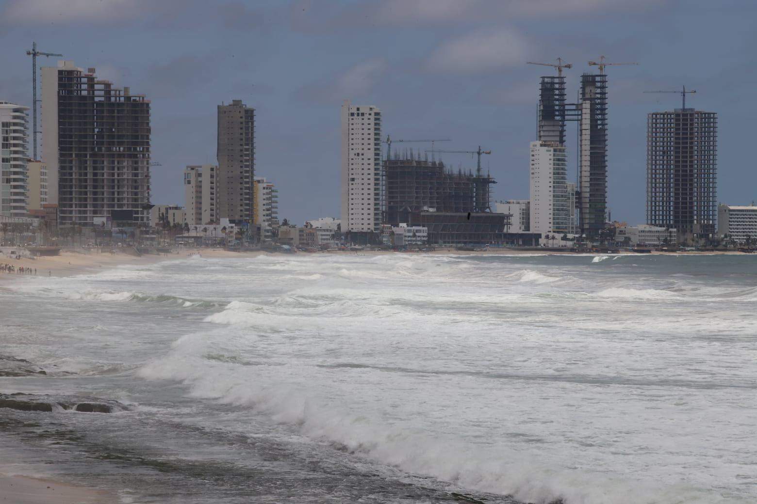 $!Registran playas de Mazatlán fuertes vientos y oleaje máximo de hasta 1.9 metros, pero sin lluvias