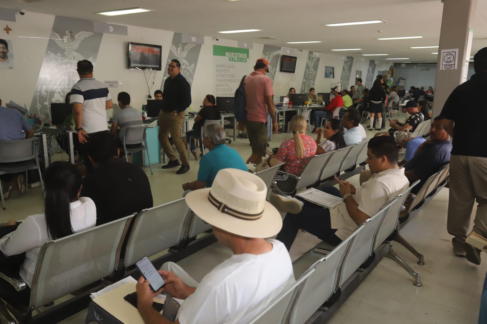 $!Mazatlecos responden al Buen Fin con más de 9 mil trámites en Recaudación de Rentas