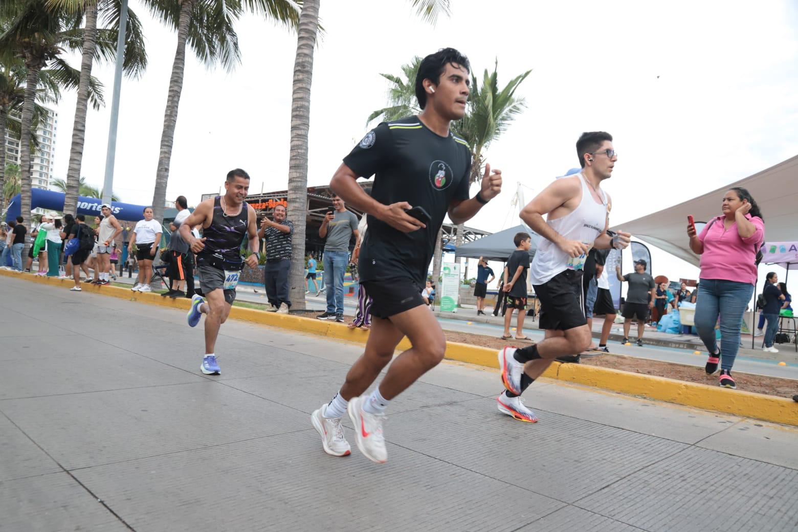 $!Katia García y Valentín Rendón triunfan en la Carrera Conecta-te 2025