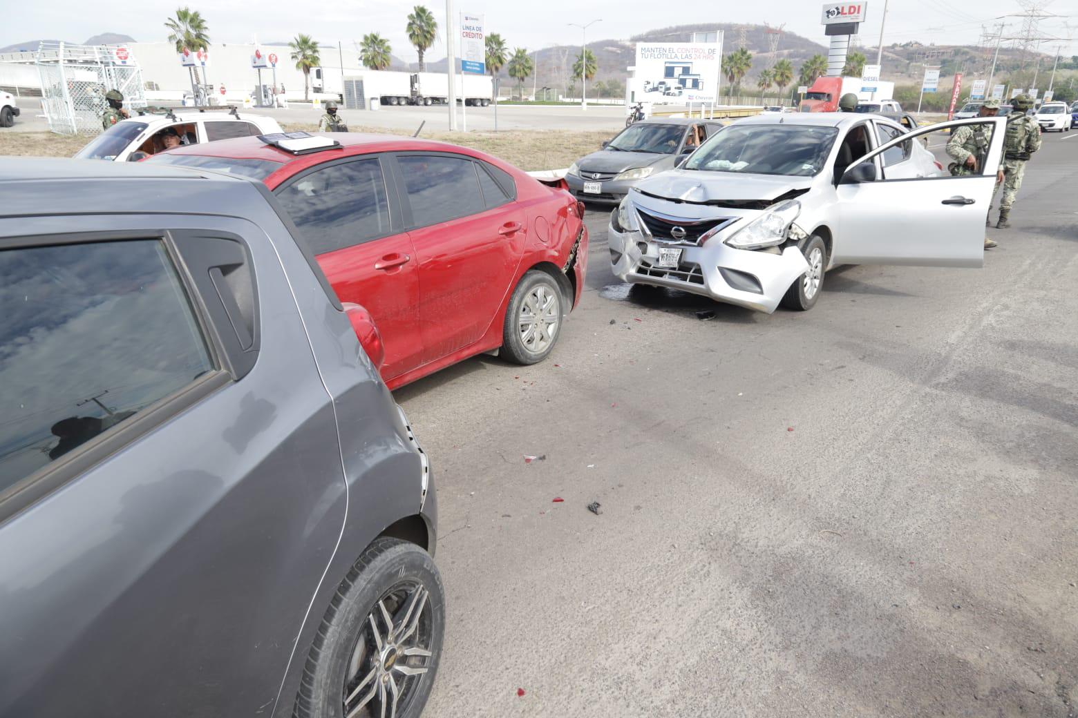$!Se registra carambola de siete vehículos en la carretera Internacional, al sur de Mazatlán