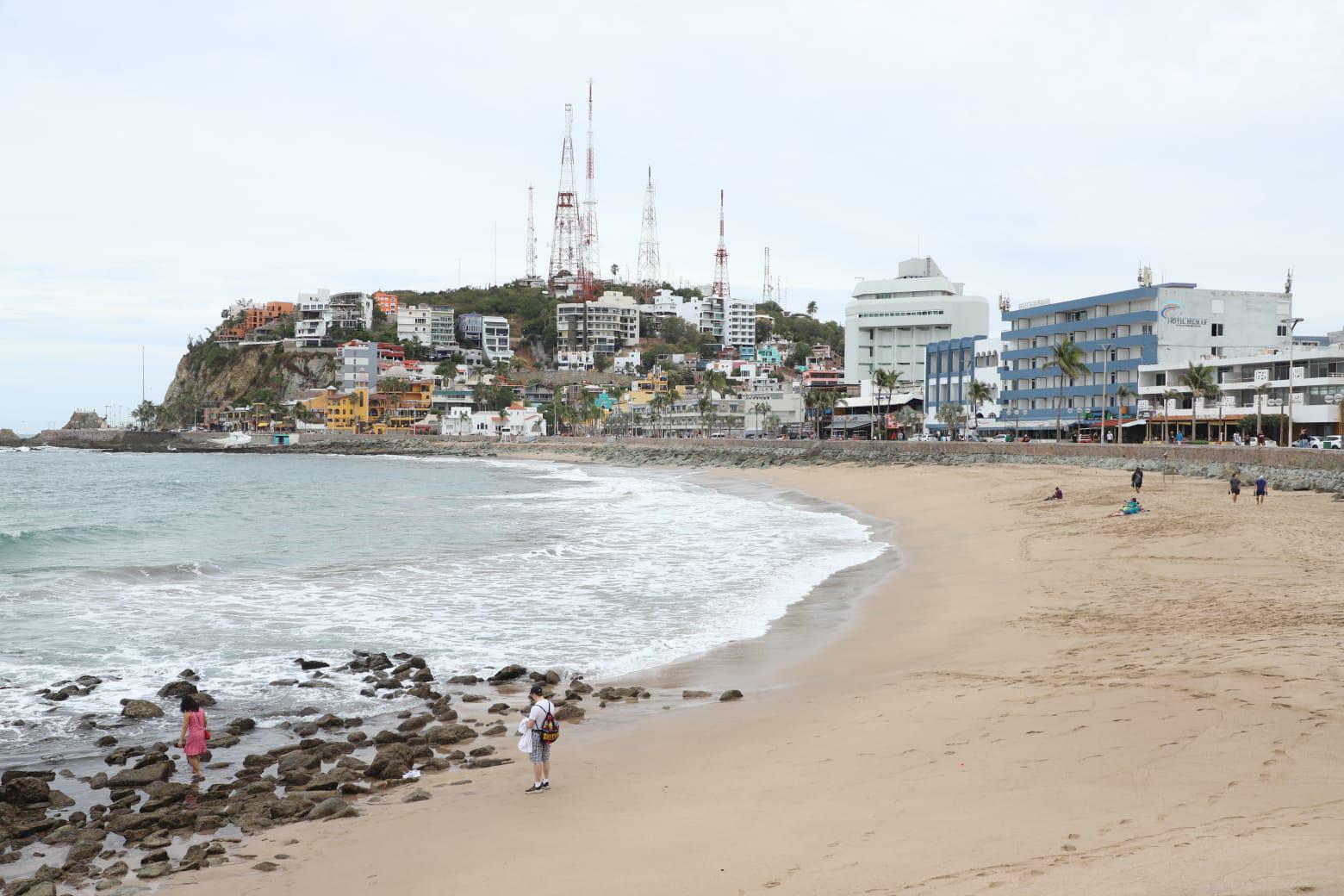 $!Tiene poca afluencia playa Olas Altas tras su reapertura a los bañistas