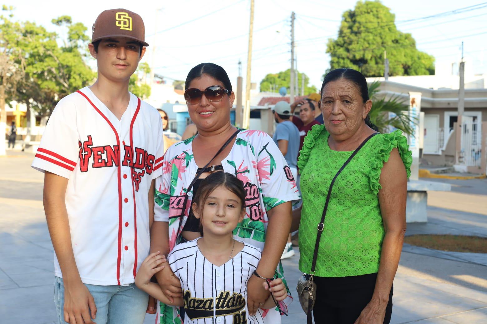 $!William Acosta, Mariana Crespo, Luz Ríos y Sherlín Acosta.