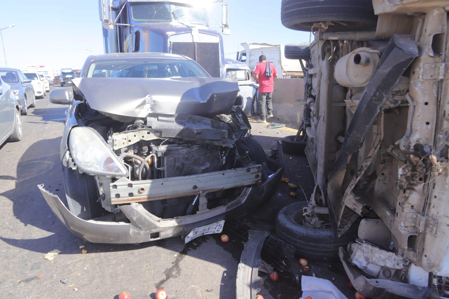 $!Chocan cuatro vehículos en el paso superior de El Conchi, en Mazatlán, y bloquea tráfico