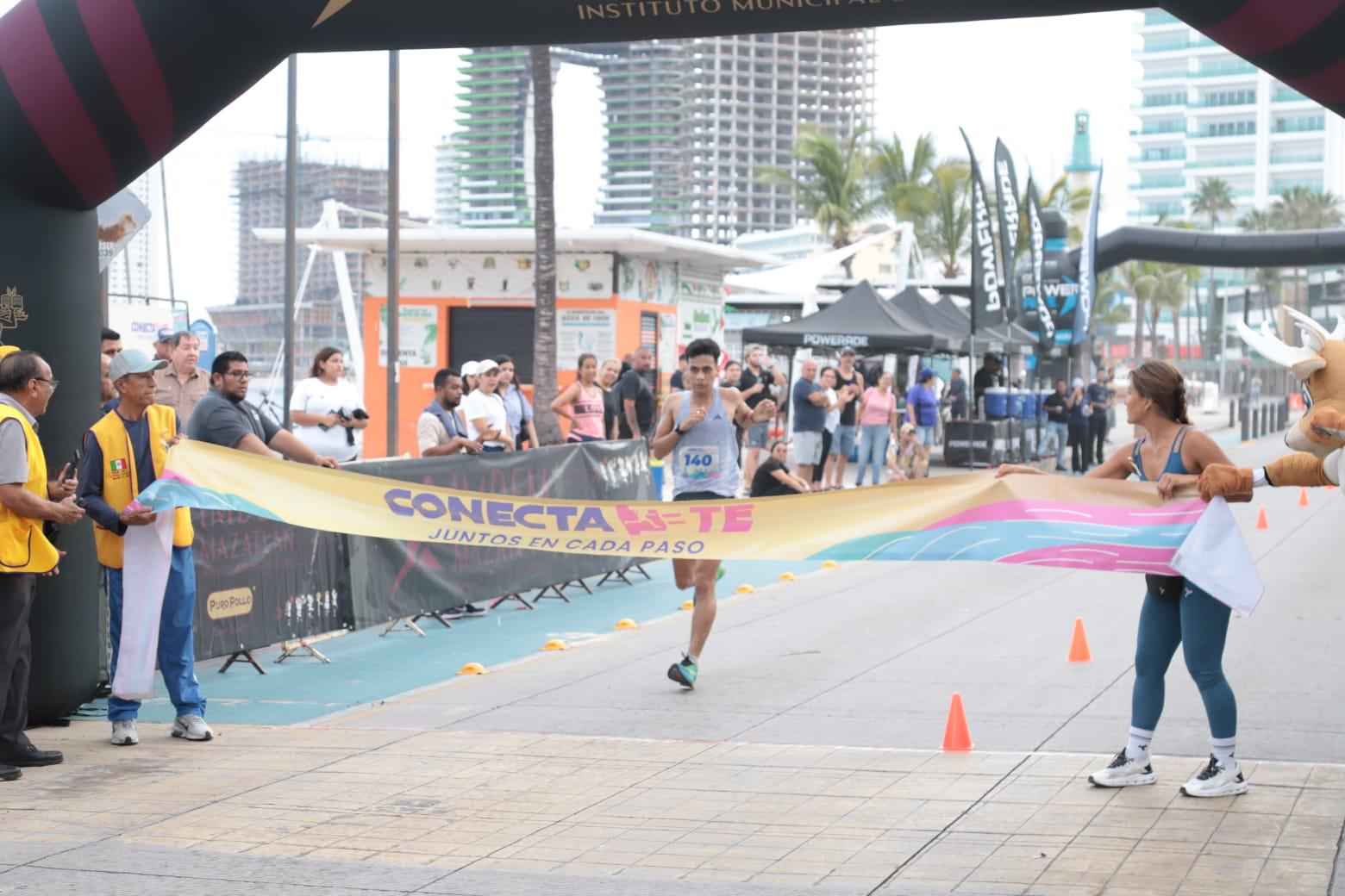 $!Katia García y Valentín Rendón triunfan en la Carrera Conecta-te 2025