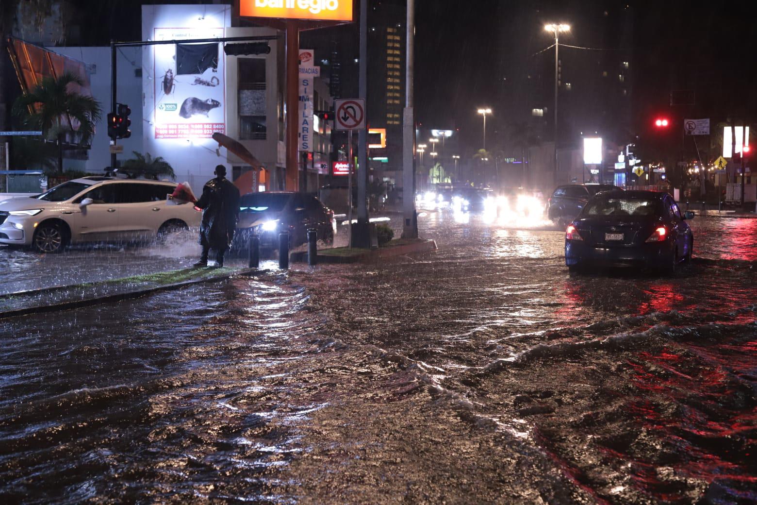 $!Lluvias provocan inundaciones en la Zona Dorada y varias zonas de Mazatlán