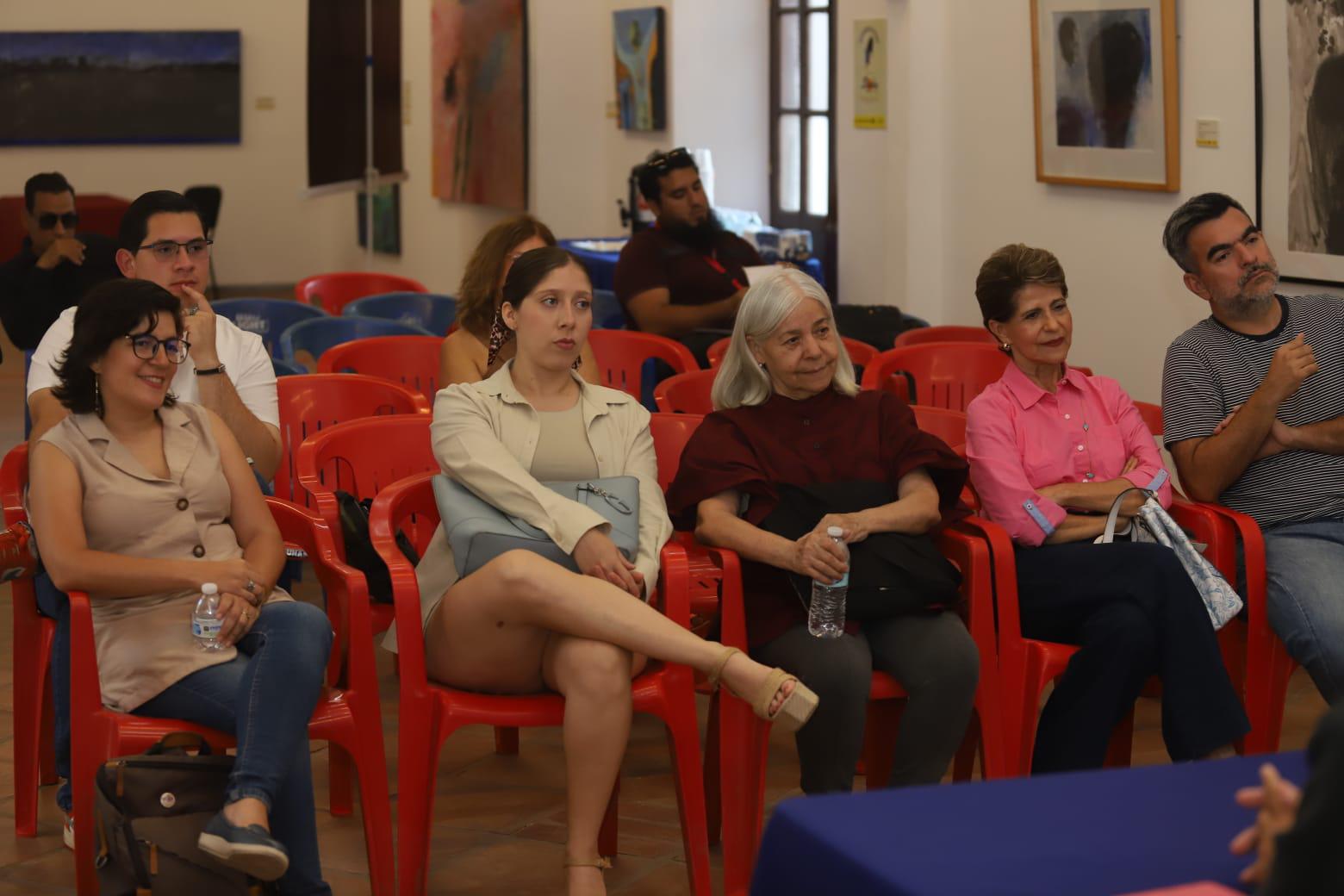 $!El público escuchó atento a los escritores.