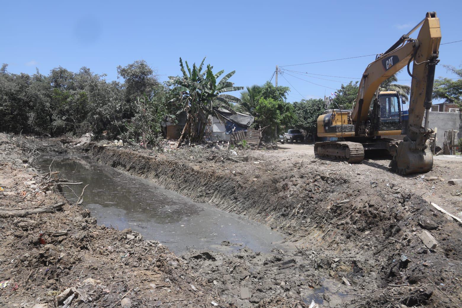 $!Canales pluviales de Mazatlán se han convertido en vertederos de desechos