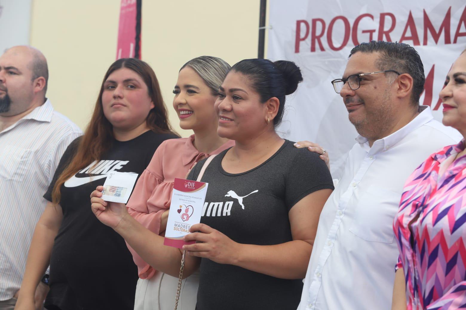 $!Benefician a 200 madres solteras de Mazatlán con apoyos económicos del DIF