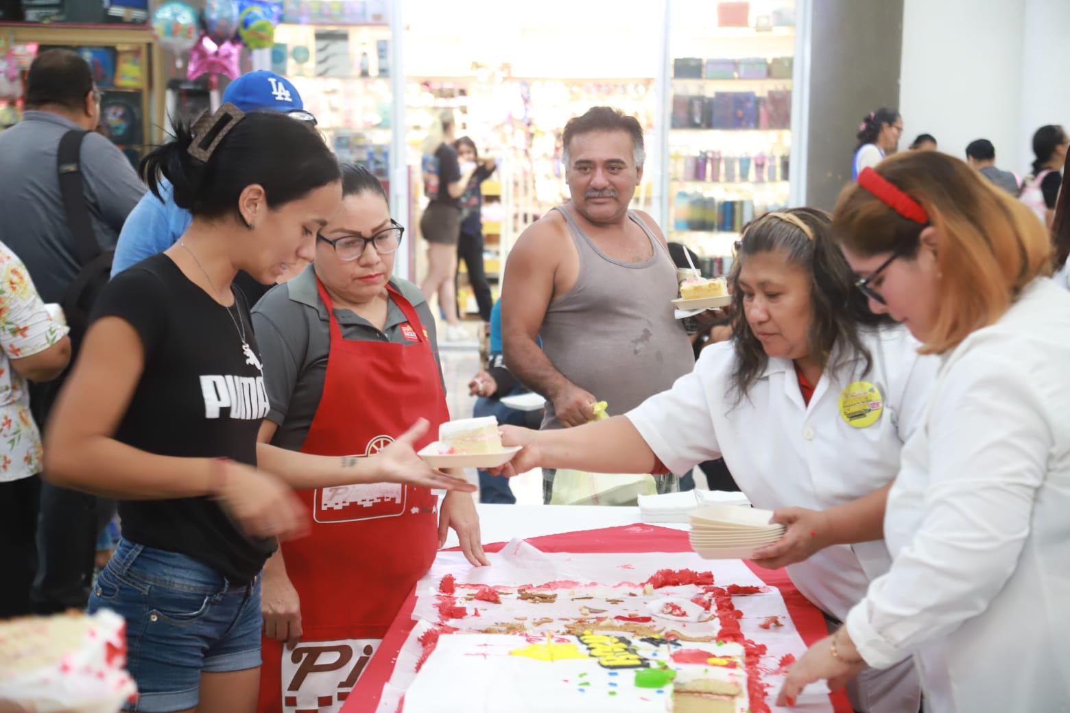 $!Clientes de Casa Ley recibieron una rebana de pastel por el aniversario 69 del grupo.