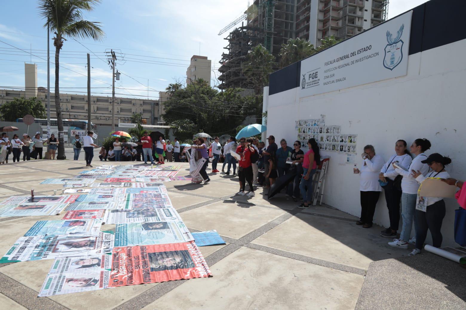 $!Familias colocan azulejos y fichas de búsqueda en la Fiscalía por los desaparecidos en Mazatlán
