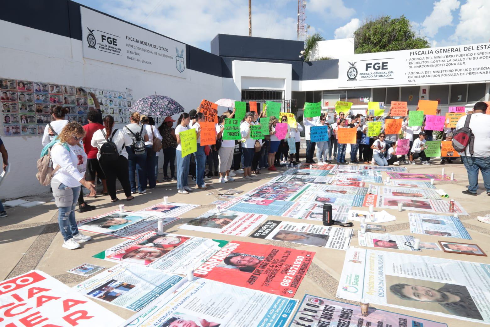 $!Familias colocan azulejos y fichas de búsqueda en la Fiscalía por los desaparecidos en Mazatlán